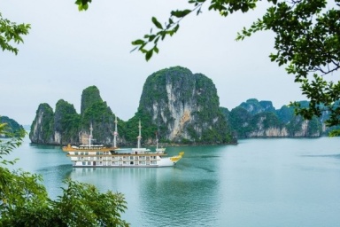 Hanoi - Halong Bay - Ha Tay - Cap La (L, D)