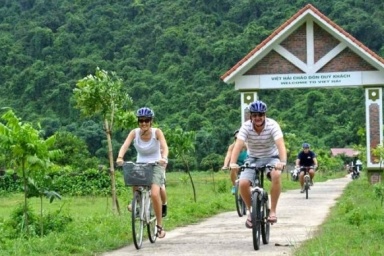 Lan Ha bay - Viet Hai village - Cat Ba Island (B, L, D)